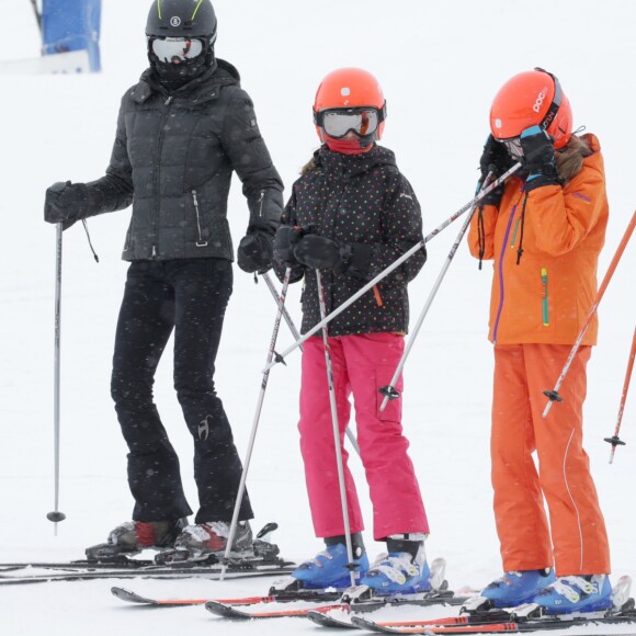 La reine Letizia, la princesse Leonor, l'infante Sofia et le roi Felipe VI d'Espagne parés à partir à l'assaut des pistes de ski dans la station d'Astun, Huesca, le 5 février 2017.