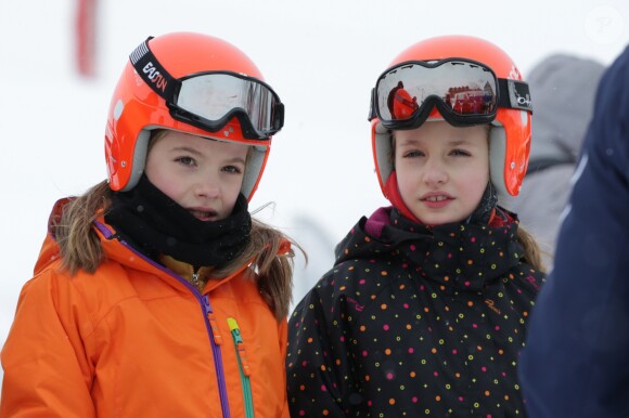 L'infante Sofia d'Espagne et la princesse Leonor des Asturies en week-end au ski avec leurs parents dans la station d'Astun, Huesca, le 5 février 2017.