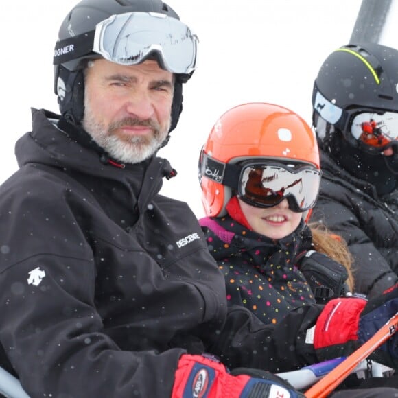 Le roi Felipe VI, la princesse Leonor et la reine Letizia - Le couple royal espagnol et leurs filles font du ski dans la station d'Astun, Huesca, le 5 février 2017.