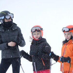 La reine Letizia, la princesse Leonor, l'infante Sofia et le roi Felipe VI - Le couple royal espagnol et leurs filles font du ski dans la station d'Astun, Huesca, le 5 février 2017.