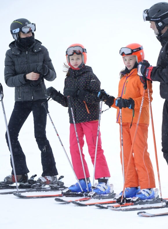 La reine Letizia, la princesse Leonor, l'infante Sofia et le roi Felipe VI - Le couple royal espagnol et leurs filles font du ski dans la station d'Astun, Huesca, le 5 février 2017.