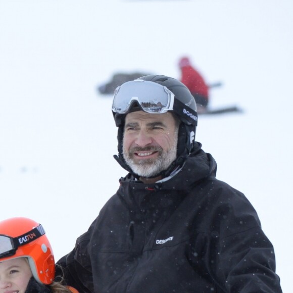 La reine Letizia, la princesse Leonor, l'infante Sofia et le roi Felipe VI - Le couple royal espagnol et leurs filles font du ski dans la station d'Astun, Huesca, le 5 février 2017.