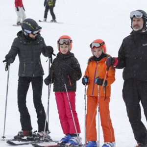 La reine Letizia, la princesse Leonor, l'infante Sofia et le roi Felipe VI d'Espagne parés à partir à l'assaut des pistes de ski dans la station d'Astun, Huesca, le 5 février 2017.