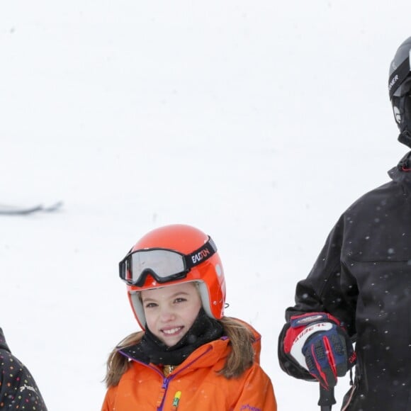 La reine Letizia, la princesse Leonor, l'infante Sofia et le roi Felipe VI - Le couple royal espagnol et leurs filles font du ski dans la station d'Astun, Huesca, le 5 février 2017.  King and Queen of Spain with their daughters skiing in Astun, Huesca, on Sunday 5th February, 2017.05/02/2017 - Huesca