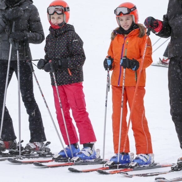 La reine Letizia, la princesse Leonor, l'infante Sofia et le roi Felipe VI d'Espagne parés à partir à l'assaut des pistes de ski dans la station d'Astun, Huesca, le 5 février 2017.