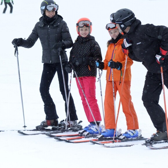 La reine Letizia, la princesse Leonor, l'infante Sofia et le roi Felipe VI d'Espagne parés à partir à l'assaut des pistes de ski dans la station d'Astun, Huesca, le 5 février 2017.