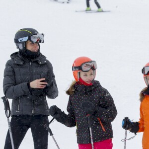 La reine Letizia, la princesse Leonor, l'infante Sofia et le roi Felipe VI - Le couple royal espagnol et leurs filles font du ski dans la station d'Astun, Huesca, le 5 février 2017.  King and Queen of Spain with their daughters skiing in Astun, Huesca, on Sunday 5th February, 2017.05/02/2017 - Huesca