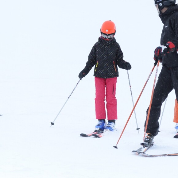 La reine Letizia, la princesse Leonor et le roi Felipe VI - Le couple royal espagnol et leurs filles font du ski dans la station d'Astun, Huesca, le 5 février 2017.  King and Queen of Spain with their daughters skiing in Astun, Huesca, on Sunday 5th February, 2017.05/02/2017 - Huesca