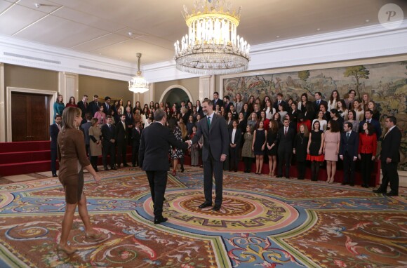 Le roi Felipe VI d'Espagne reçoit en audience la promotion XLI des Letrads de l'administration de Justice au palais de la Zarzuela à Madrid, le 2 février 2017.