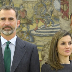 Le roi Felipe VI et la reine Letizia d'Espagne en audience avec les membres de la commission islamique au palais Zarzuela à Madrid le 2 février 2017