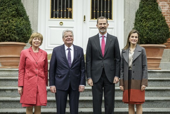 Le roi Felipe VI et la reine Letizia d'Espagne ont reçu le président de l'Allemagne Joachim Grauck et sa compagne Daniela Schadt, au palais de la Zarzuela à Madrid, le 01 février 2017.