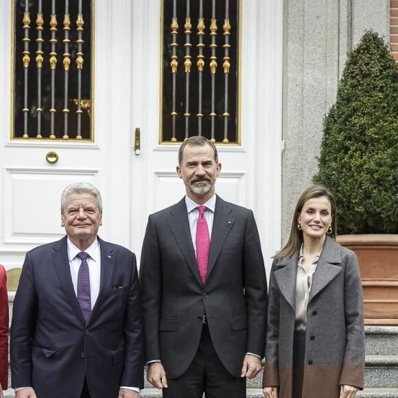 Le roi Felipe VI et la reine Letizia d'Espagne ont reçu le président de l'Allemagne Joachim Grauck et sa compagne Daniela Schadt, au palais de la Zarzuela à Madrid, le 01 février 2017.