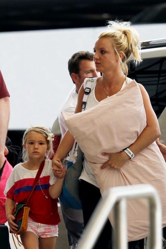 Britney Spears et sa nièce Maddie Aldridge à l'aéroport de la Nouvelle-Orléans le 2 juin 2013. 