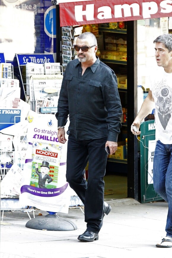 Exclusif - George Michael se promene dans la banlieue de Londres à Hampstead le 5 septembre 2013.
