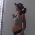 Julia Paredes des "Marseillais et les Ch'tis VS Le reste du monde" enceinte, dévoile son baby bump sur Instagram, octobre 2016