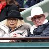 Mireille Darc et son mari Pascal Desprez - People dans les tribunes des internationaux de France de Roland Garros à Paris le 3 juin 2016.