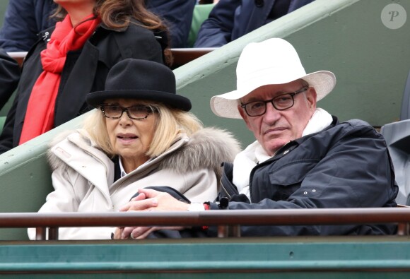 Mireille Darc et son mari Pascal Desprez - People dans les tribunes des internationaux de France de Roland Garros à Paris le 3 juin 2016.