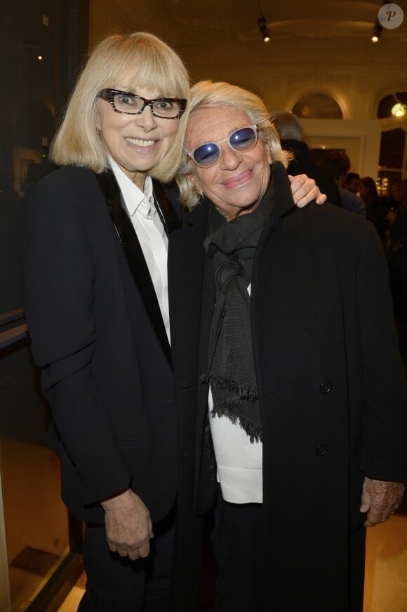 Mireille Darc et Véronique de Villèle - Vernissage de l'exposition des photographies de Mireille Darc chez Artcurial à Paris le 21 janvier 2016.