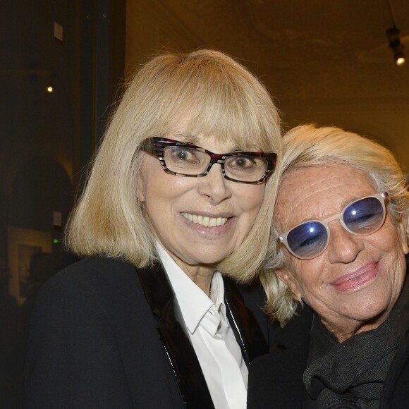 Mireille Darc et Véronique de Villèle - Vernissage de l'exposition des photographies de Mireille Darc chez Artcurial à Paris le 21 janvier 2016.