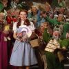 Judy Garland et les nains dans Le Magicien d'Oz.