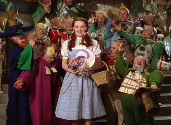 Judy Garland et les nains dans Le Magicien d'Oz.
