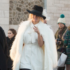 Semi-Exclusif - Après avoir visité la boutique Serge Blanco à Opera et acheté 2 doudounes pour ses enfants, Pamela Anderson s'est rendue à Montmartre pour visiter la Basilique du Sacré-Coeur. Munie de son appareil photo Leica, la star américaine s'est fondue dans la foule pour jouer les touristes. Un peu plus tard, elle a réalisé un shooting dans une des ruelles adjacentes. Paris le 26 janvier 2017