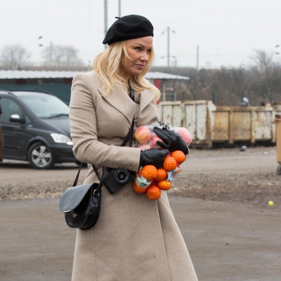 Pamela Anderson visite un camp de réfugiés à Grande-Synthe, Hauts de France le 25 janvier 2017.