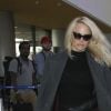 Pamela Anderson arrive à l'aéroport de Los Angeles (LAX), le 18 Janvier 2017. © CPA/Bestimage