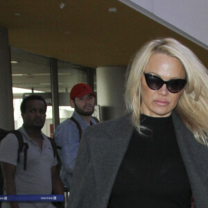 Pamela Anderson arrive à l'aéroport de Los Angeles (LAX), le 18 Janvier 2017. © CPA/Bestimage