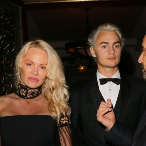 Pamela Anderson et son fils Brandon Thomas Lee ( qui s'est teint les cheveux) participent à la soirée de charité organisée par Sean Penn au profit d'Haiti à Beverly Hills le 7 janvier 2017 © CPA / Bestimage