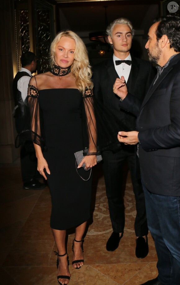 Pamela Anderson et son fils Brandon Thomas Lee ( qui s'est teint les cheveux) participent à la soirée de charité organisée par Sean Penn au profit d'Haiti à Beverly Hills le 7 janvier 2017 © CPA / Bestimage