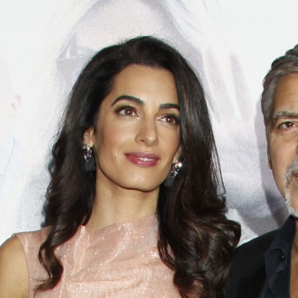 George Clooney et sa femme Amal Alamuddin Clooney - Avant-première du film "Our Brand Is Crisis" au TCL Chinese Theater à Hollywood, le 26 octobre 2015.