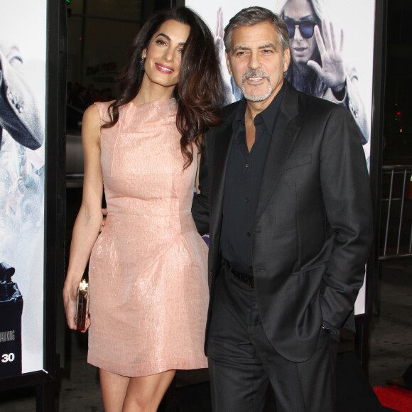 George Clooney et sa femme Amal Alamuddin Clooney - Avant-première du film "Our Brand Is Crisis" au TCL Chinese Theater à Hollywood, le 26 octobre 2015.