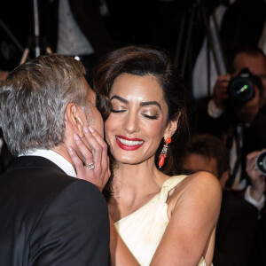 George Clooney et sa femme Amal Alamuddin Clooney (bijoux Cartier) - Descente des marches du film "Money Monster" lors du 69e Festival International du Film de Cannes. Le 12 mai 2016. © Dominique Jacovides- Cyril Moreau/Bestimage