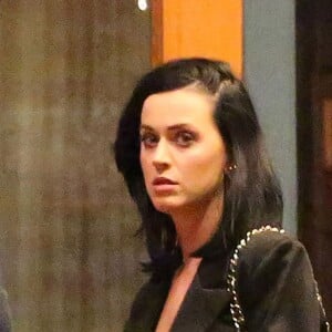 Exclusif - Le couple Katy Perry et Orlando Bloom arrivent à leur hôtel ‘Jerome' à Aspen dans le Colorado pour assister au mariage de leur amie la styliste Jamie Schneider. Katie se met des gouttes pour les yeux pour se protéger du froid sec de la montagne! Le 8 avril 2016