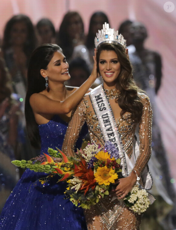 Iris Mittenaere et Pia Wurtzbach, Miss Univers 2015 - La Française Iris Mittenaere couronnée Miss Univers; Choisie face à ses 85 concurrentes, la Française Iris Mittenaere a été élue lundi 30 janvier Miss Univers lors d'un concours télévisé organisé à Manille, aux Philippines le 30 janvier 2017. © Linus Guardian Escandor Ii via ZUMA Wire / Bestimage