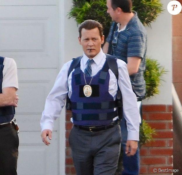 Exclusif - Johnny Depp sur le tournage du film Labyrinthe à Los Angeles. Johnny Depp a été choisi pour jouer le rôle de Russell Poole dans le prochain film de Brad Furman, Labyrinthe, révèle le site The Hollywood Reporter. Cet enquêteur de police basé à Los Angeles, décédé en 2015, avait travaillé sur le meurtre de Notorious B.I.G., et avait avancé la théorie de l'implication du producteur Suge Knight (soupçonné également d’être impliqué dans la mort d’Eazy-E par le fils de ce dernier) et de l’officier David Mack, un policier qu’il accusait de corruption, dans la mort du rappeur. Le 17 janvier 2017.