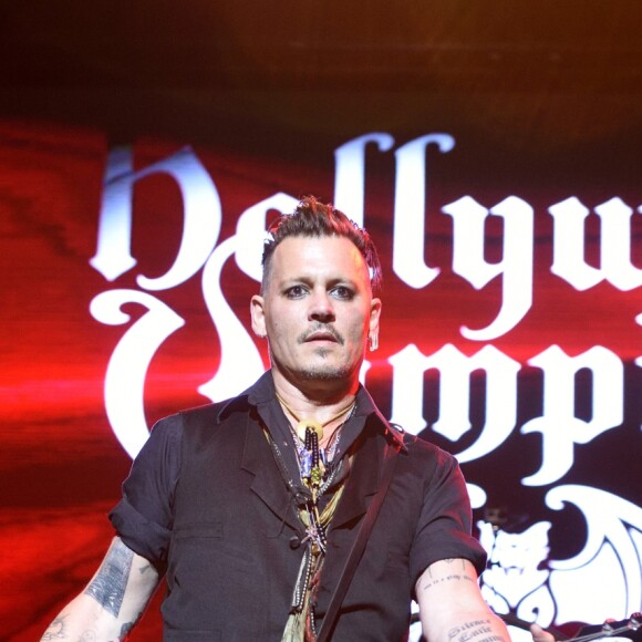 Johnny Depp en concert avec Alice Cooper avec son groupe The Hollywood Vampires Coney Island, le 10 juillet 2016.