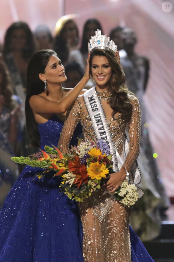 Iris Mittenaere et Pia Wurtzbach, Miss Univers 2015 - La Française Iris Mittenaere couronnée Miss Univers; Choisie face à ses 85 concurrentes, la Française Iris Mittenaere a été élue lundi 30 janvier Miss Univers lors d'un concours télévisé organisé à Manille, aux Philippines le 30 janvier 2017. © Linus Guardian Escandor Ii via ZUMA Wire / Bestimage