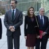 Le roi Felipe VI et la reine Letizia d'Espagne (qui porte une robe en cuir bordeaux Hugo Boss) lors de leur visite le 9 février 2017 du Centre de recherches cardiovasculaires Carlos III à Madrid.