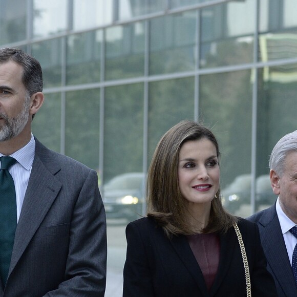 Le roi Felipe VI et la reine Letizia d'Espagne (qui porte une robe en cuir bordeaux Hugo Boss) lors de leur visite le 9 février 2017 du Centre de recherches cardiovasculaires Carlos III à Madrid.