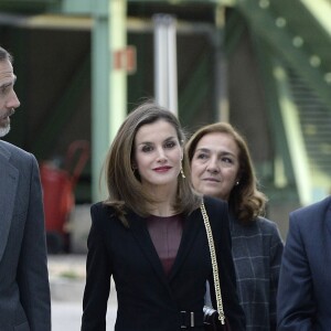 Le roi Felipe VI et la reine Letizia d'Espagne (qui porte une robe en cuir bordeaux Hugo Boss) lors de leur visite le 9 février 2017 du Centre de recherches cardiovasculaires Carlos III à Madrid.