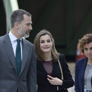 Le roi Felipe VI et la reine Letizia d'Espagne (qui porte une robe en cuir bordeaux Hugo Boss) lors de leur visite le 9 février 2017 du Centre de recherches cardiovasculaires Carlos III à Madrid.