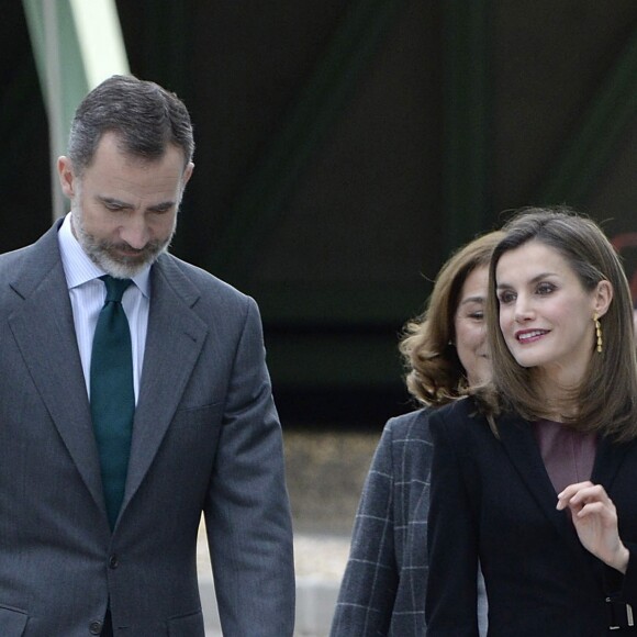 Le roi Felipe VI et la reine Letizia d'Espagne (qui porte une robe en cuir bordeaux Hugo Boss) lors de leur visite le 9 février 2017 du Centre de recherches cardiovasculaires Carlos III à Madrid.