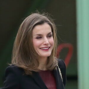 Le roi Felipe VI et la reine Letizia d'Espagne (qui porte une robe en cuir bordeaux Hugo Boss) lors de leur visite le 9 février 2017 du Centre de recherches cardiovasculaires Carlos III à Madrid.