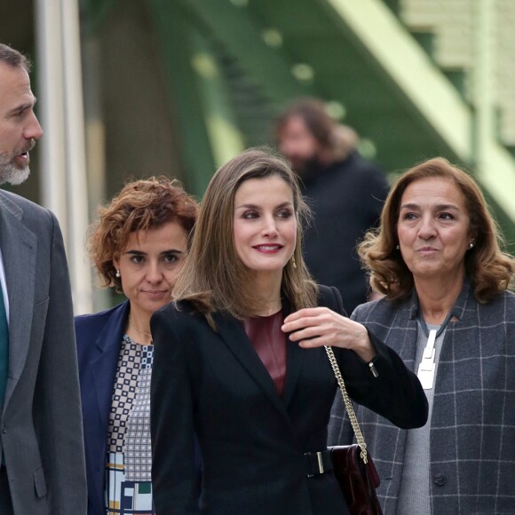 Le roi Felipe VI et la reine Letizia d'Espagne (qui porte une robe en cuir bordeaux Hugo Boss) lors de leur visite le 9 février 2017 du Centre de recherches cardiovasculaires Carlos III à Madrid.