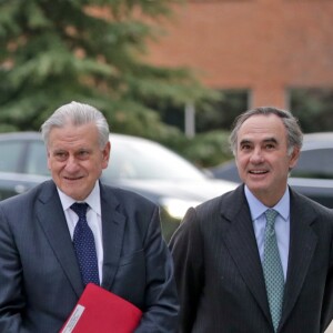 Le roi Felipe VI et la reine Letizia d'Espagne (qui porte une robe en cuir bordeaux Hugo Boss) lors de leur visite le 9 février 2017 du Centre de recherches cardiovasculaires Carlos III à Madrid.