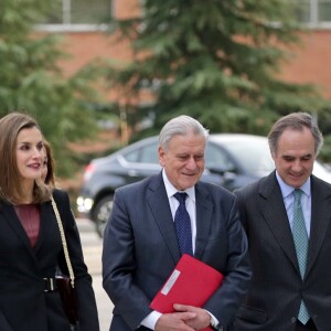 Le roi Felipe VI et la reine Letizia d'Espagne (qui porte une robe en cuir bordeaux Hugo Boss) lors de leur visite le 9 février 2017 du Centre de recherches cardiovasculaires Carlos III à Madrid.