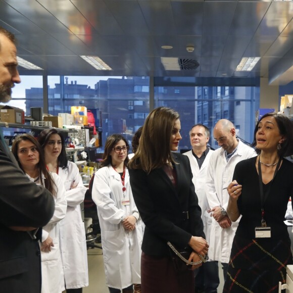 Le roi Felipe VI et la reine Letizia d'Espagne (qui porte une robe en cuir bordeaux Hugo Boss) lors de leur visite le 9 février 2017 du Centre de recherches cardiovasculaires Carlos III à Madrid.