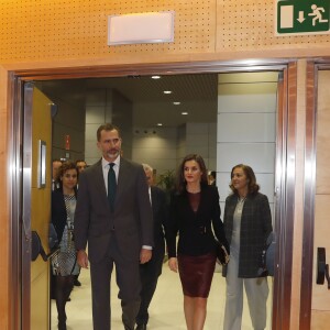 Le roi Felipe VI et la reine Letizia d'Espagne (qui porte une robe en cuir bordeaux Hugo Boss) lors de leur visite le 9 février 2017 du Centre de recherches cardiovasculaires Carlos III à Madrid.